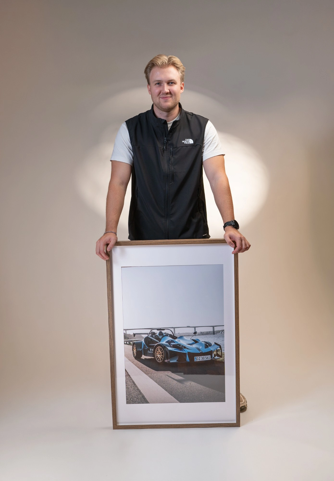 Kasper Froelund med et af sine fotoprint i egetræsramme